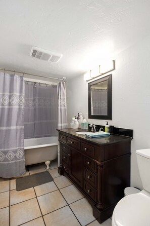 Combined shower/bathtub, hair dryer, towels