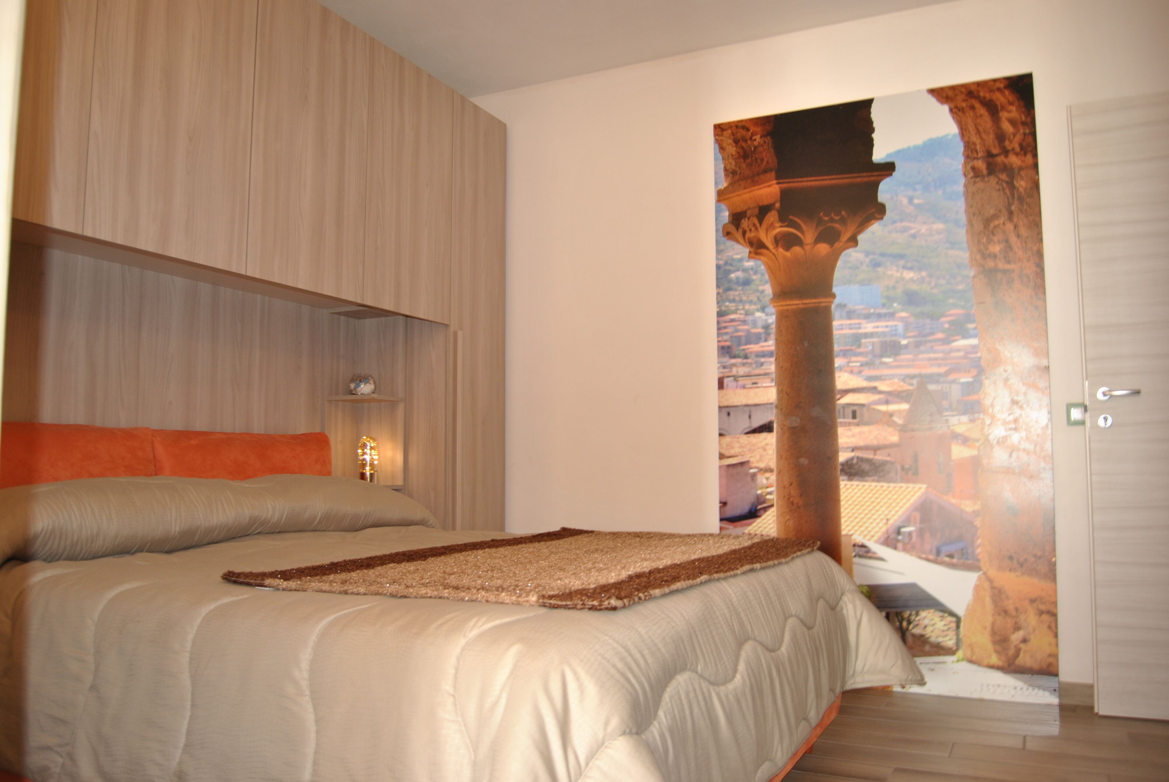 1 habitación, escritorio, tabla de planchar con plancha y cuna de viaje 