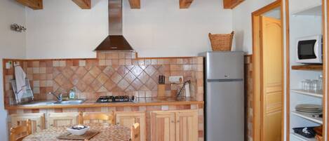 ثلاجة، موقد طهي مسطح، ماكينة لصنع القهوة/الشاي، غلّاية كهربائية