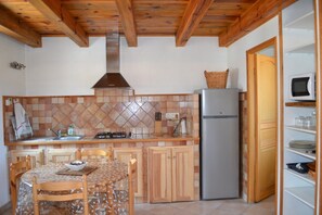 Een koelkast, een kookplaat, een koffiezetapparaat/waterkoker