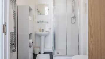 Apartment | Bathroom | Combined shower/bathtub, deep-soaking bathtub, hair dryer, towels