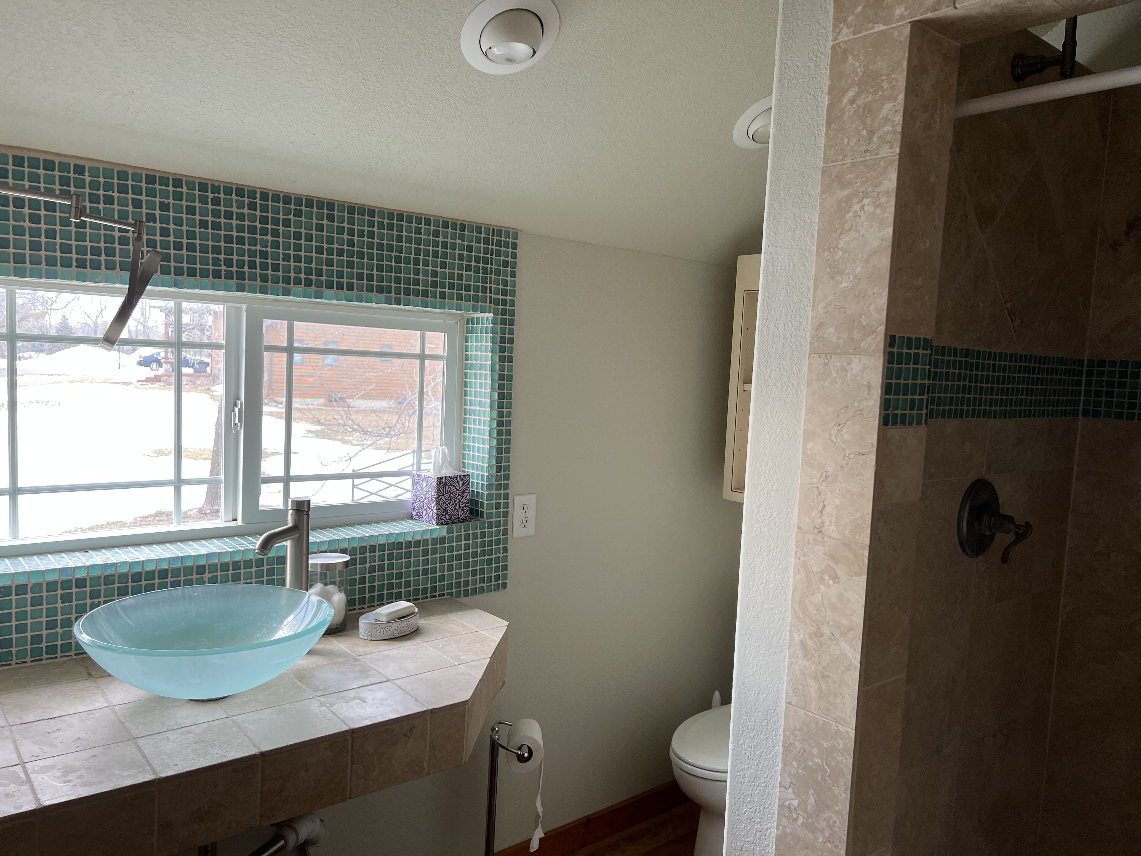 Studio Apartment just a off the Shores of Beautiful Lake Cochrane