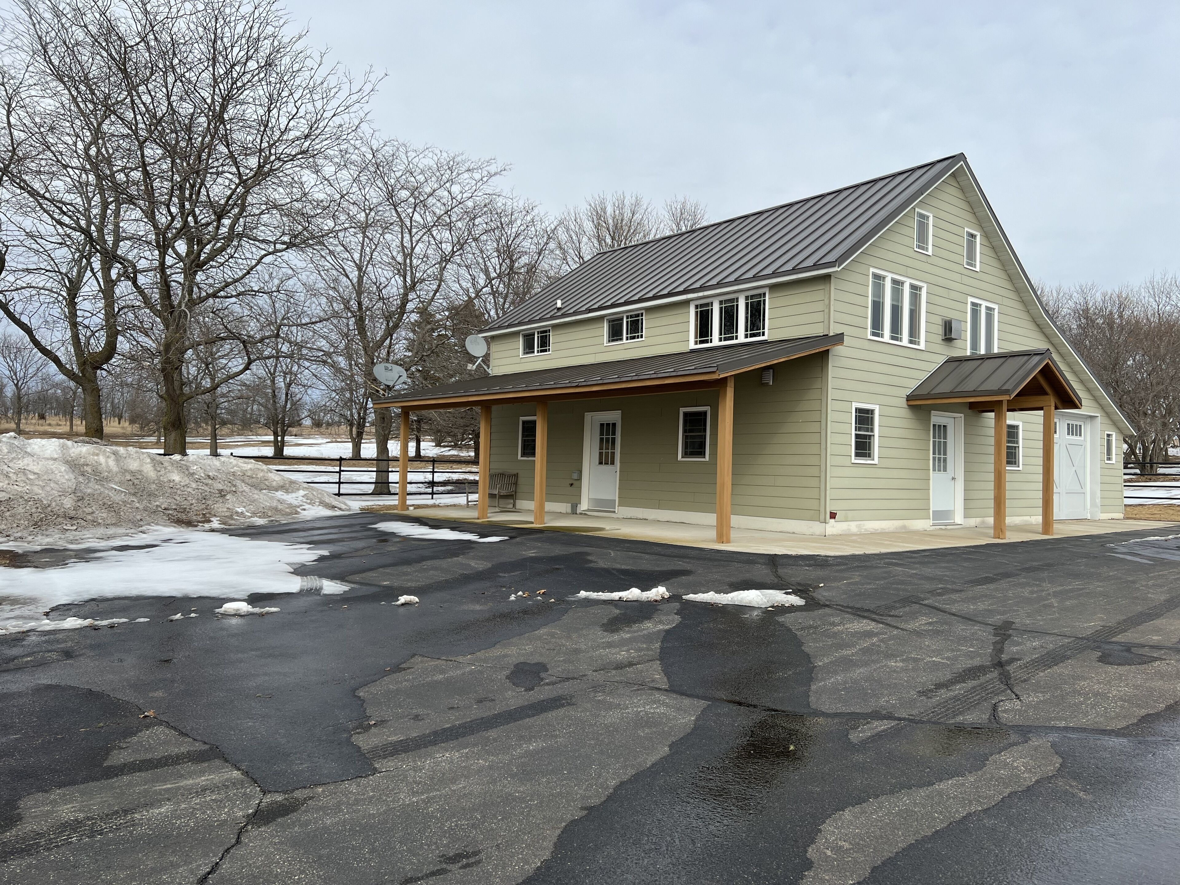 Studio Apartment just a off the Shores of Beautiful Lake Cochrane