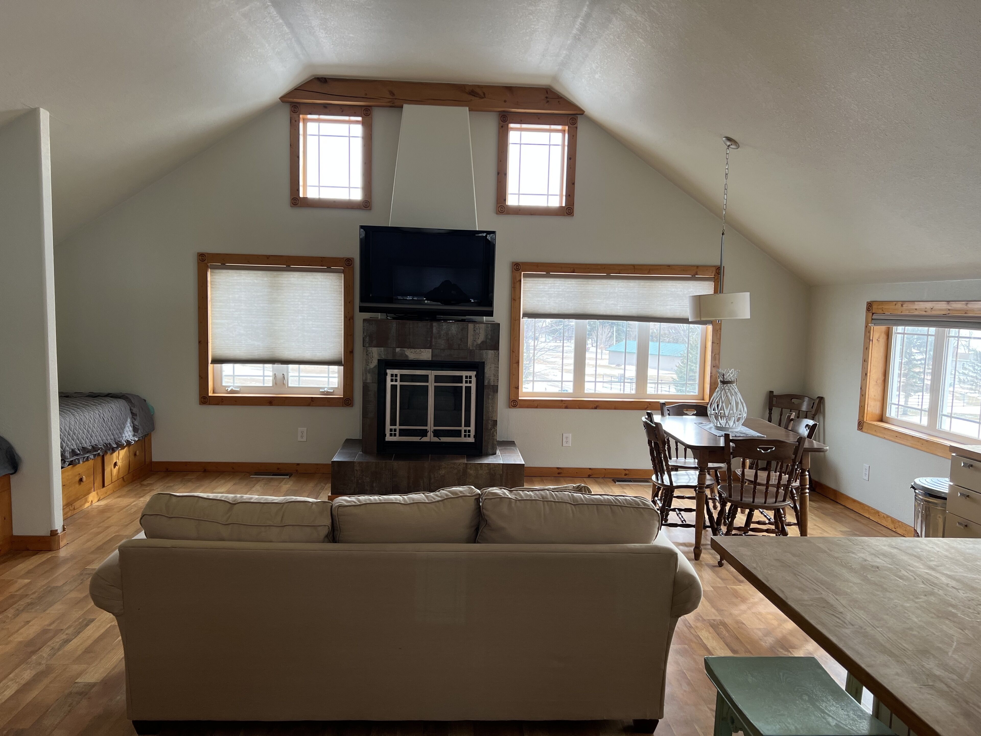 Studio Apartment just a off the Shores of Beautiful Lake Cochrane