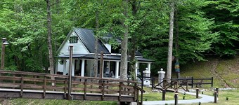 The Red Dog Cottage In The Woods w/ Hot Tub