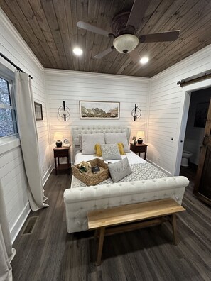 2 bedrooms, free WiFi, bed sheets - The Red Dog Cottage In The Woods w/ Hot Tub (Williamson)