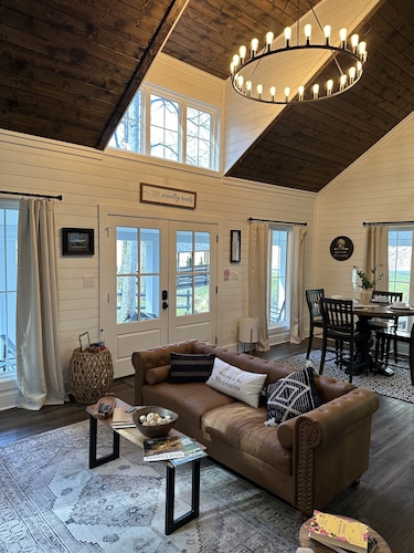 The Red Dog Cottage In The Woods w/ Hot Tub