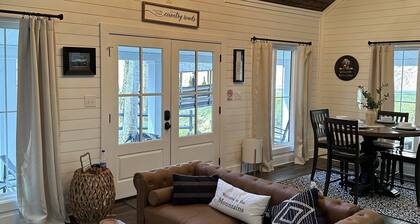 The Red Dog Cottage In The Woods w/ Hot Tub