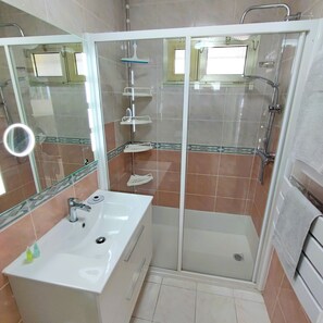 Douche, sèche-cheveux, serviettes fournies, savon