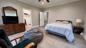 5 Schlafzimmer, Schreibtisch, Bügeleisen/Bügelbrett, kostenloses WLAN