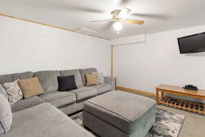 Una Smart TV, una chimenea