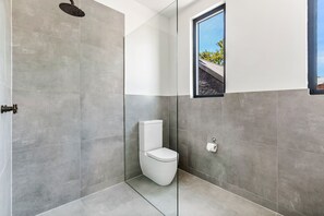 Standaard tweepersoonskamer, gedeelde badkamer | Badkamer | Een douche, handdoeken