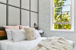 Habitación estándar doble, baño privado | Caja fuerte, escritorio, wifi gratis y ropa de cama