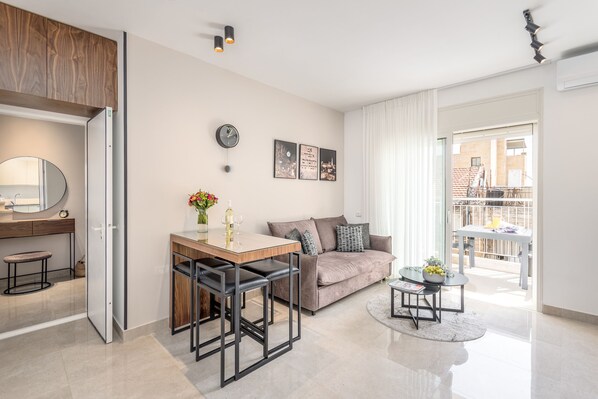 Apartment | Wohnbereich | 55-Zoll-Smart-TV mit Kabelempfang, Fernseher