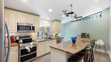 Kjøleskap, mikrobølgeovn, ovn og kokeplater