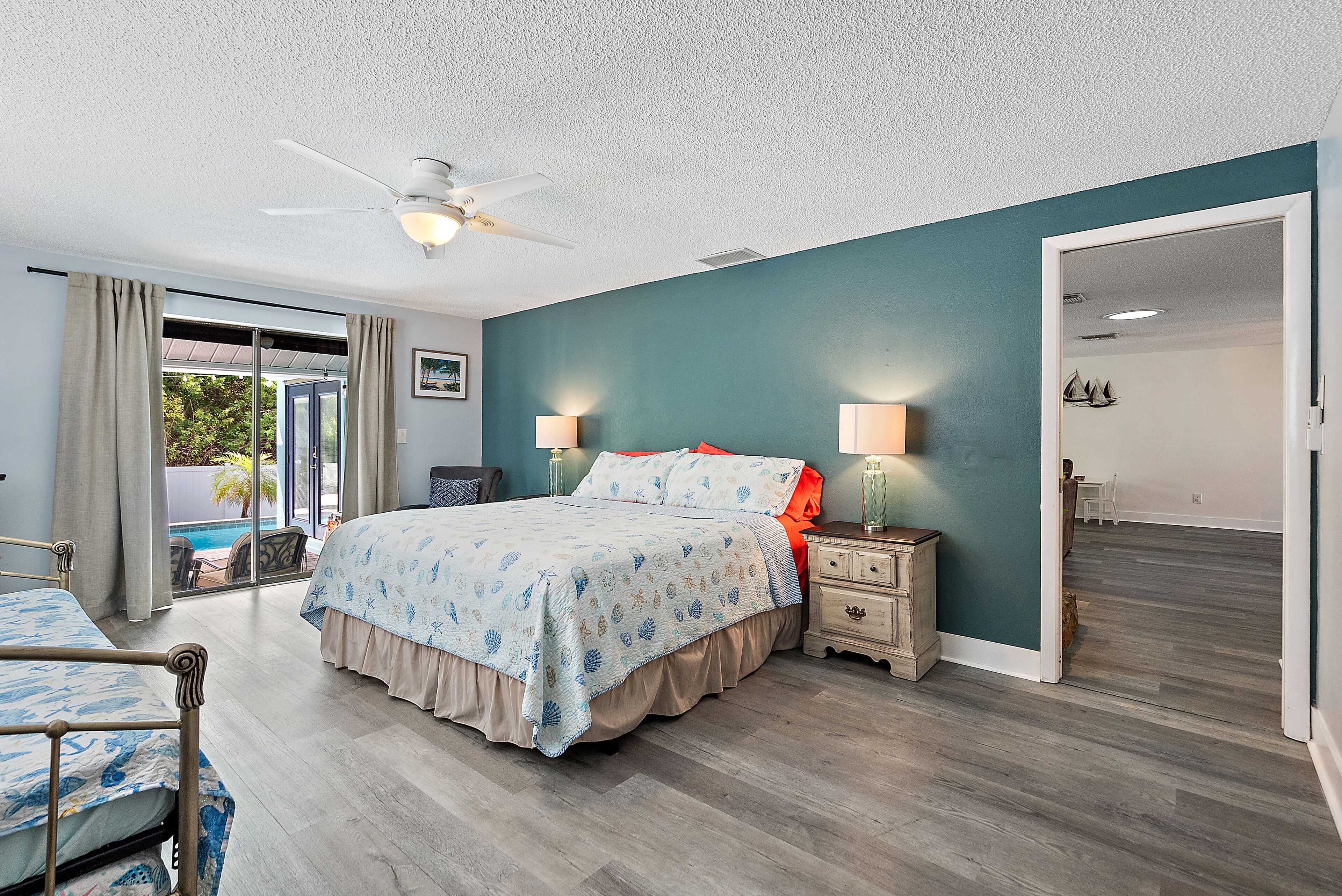 3 soverom, skrivebord, strykejern/-brett og reiseseng for barn