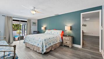 3 soverom, skrivebord, strykejern/-brett og reiseseng for barn