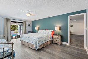 3 soverom, skrivebord, strykejern/-brett og reiseseng for barn