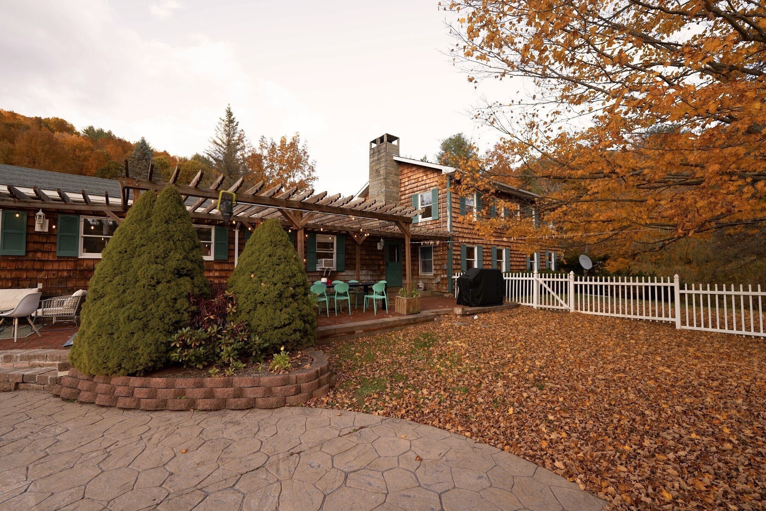 Luxe cabin- breathtaking views, hot tub, mins to skiing- ask re seasonal rental 