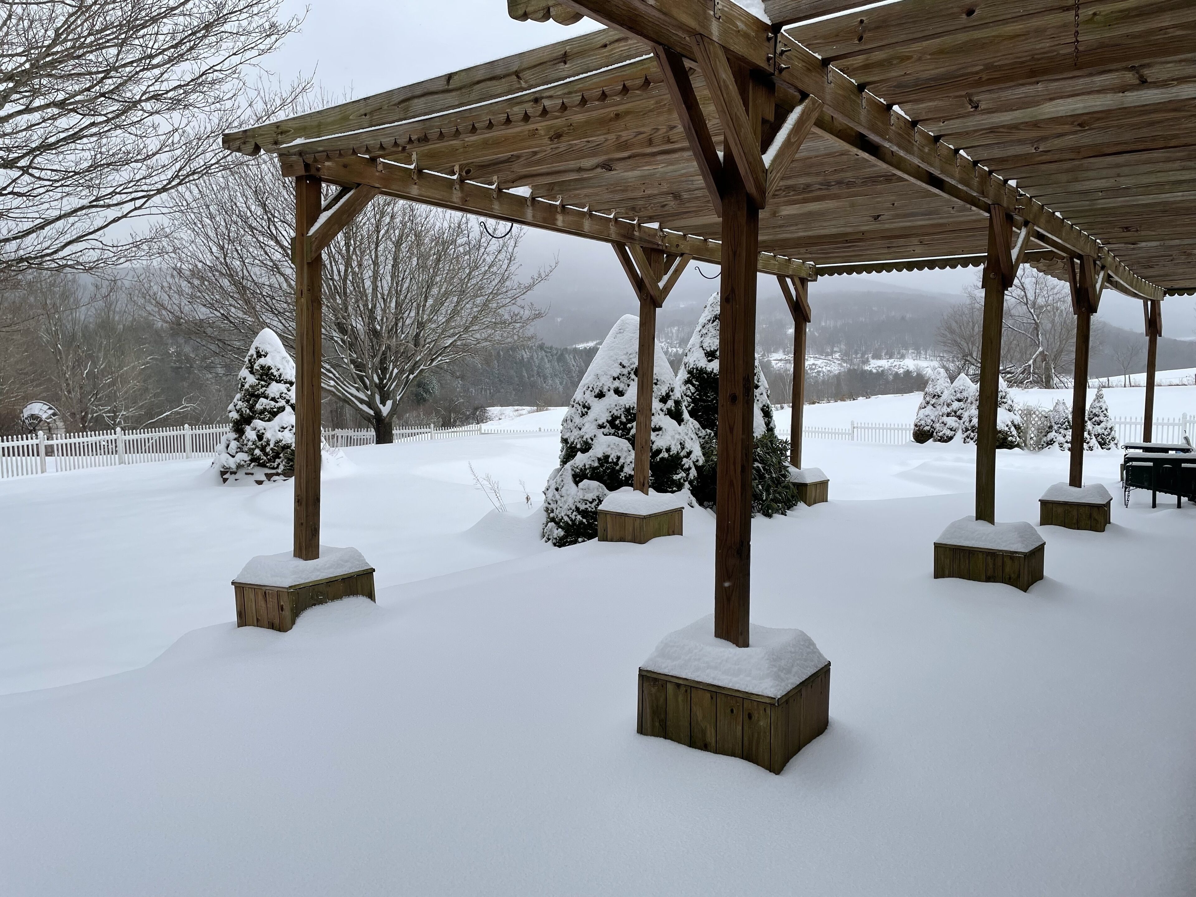 Luxe cabin- breathtaking views, hot tub, mins to skiing- ask re seasonal rental 