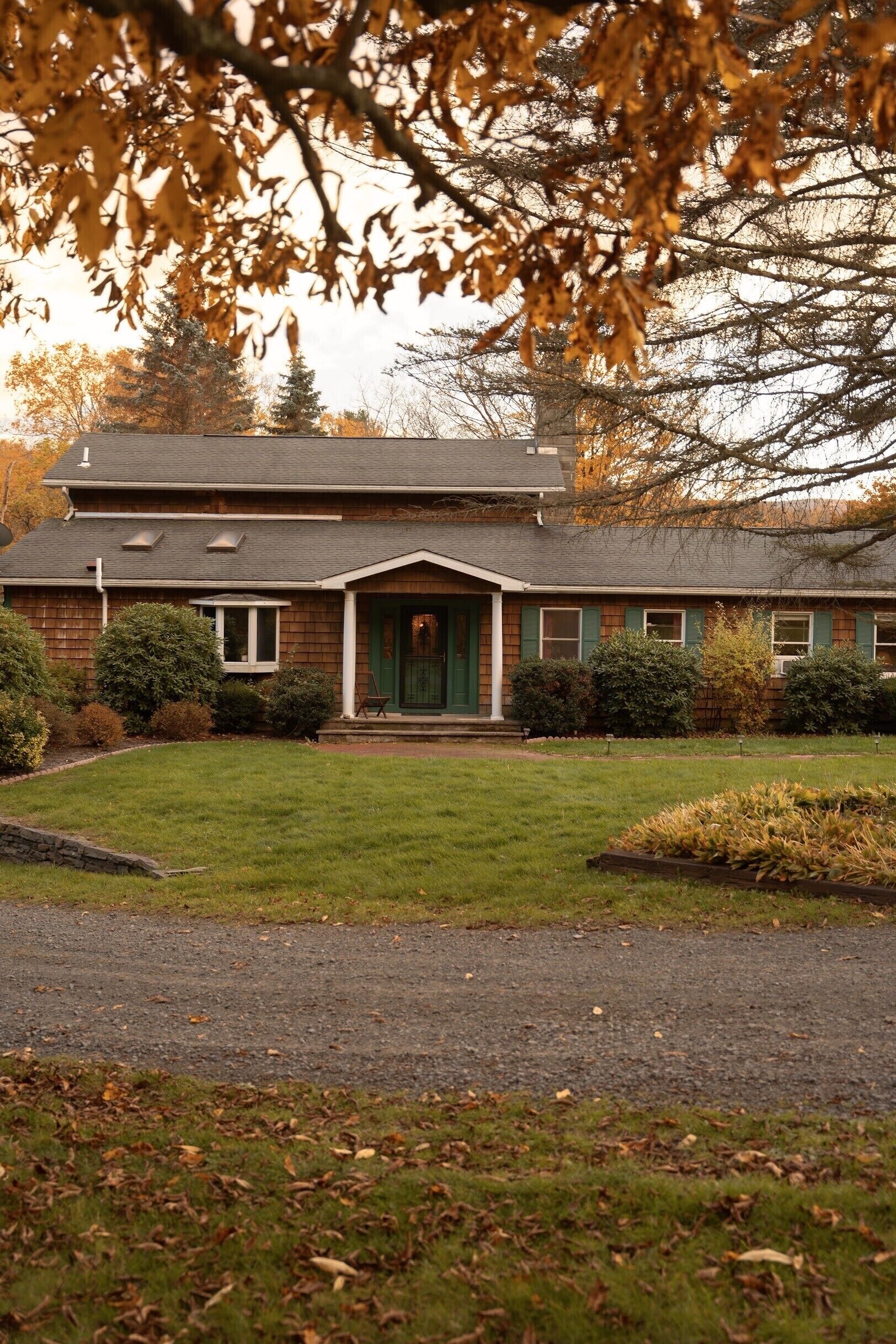 Luxe cabin- breathtaking views, hot tub, mins to skiing- ask re seasonal rental 