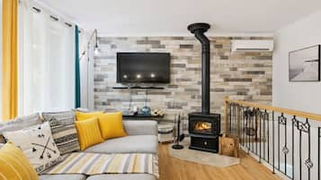 Smart TV, caminetto, videogiochi, lettore DVD