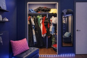 Interior - Playful Escape: Spa & Neon by the Water (Saint-Raymond)