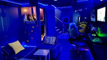 4 bedrooms, desk, iron/ironing board, travel cot