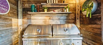 ♥ Cozy Winter Escape: Lakeside Chalet with Spa & Outdoor Adventures