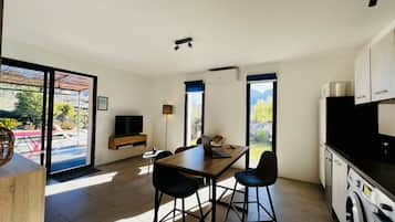 Een koelkast, een microgolfoven, een oven, een vaatwasser