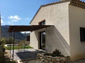Outdoor dining - ⭐ Le Grand Sabouillon ⭐ Loft-style villa ⭐ private pool ⭐ Mont Ventoux view ⭐ (Buis-les-Baronnies)