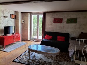 TV, DVD player, table football, ping pong