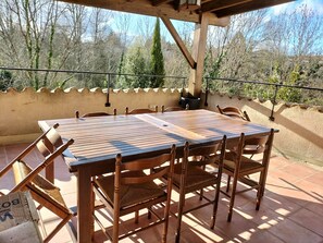 Outdoor dining - Gite les Roches in Eymet, Dordogne, with swimming pool, sleeps 15. (fonroque)