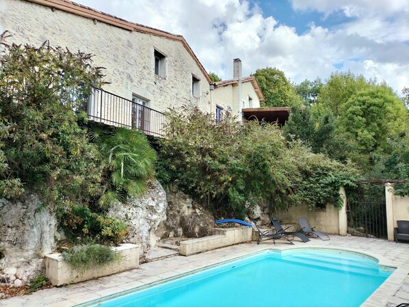 Outdoor pool - Gite les Roches in Eymet, Dordogne, with swimming pool, sleeps 15. (fonroque)