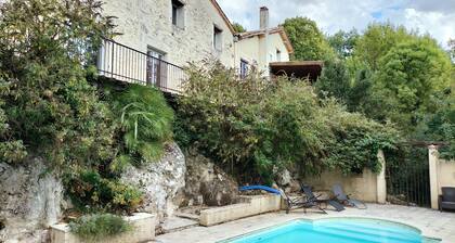 Gite les Roches en Dordogne Ă Eymet avec piscine pour 15 personnes.