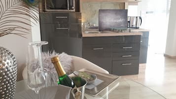 Kühlschrank, Mikrowelle, Herdplatte, Wasserkocher mit Kaffee-/Teezubehör