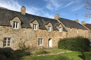 Exterior - Cosy family cottage (Gouville-sur-Mer)