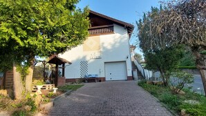 Une maison avec une allée pavée menant à un garage.