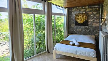 20 slaapkamers, een bureau, reisbedje, gratis wifi