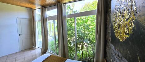 20 bedrooms, desk, travel cot, free WiFi