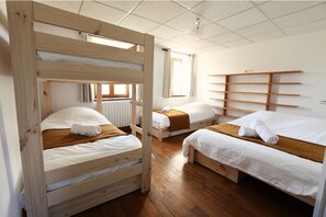 20 Schlafzimmer, Schreibtisch, Reisekinderbett, kostenloses WLAN