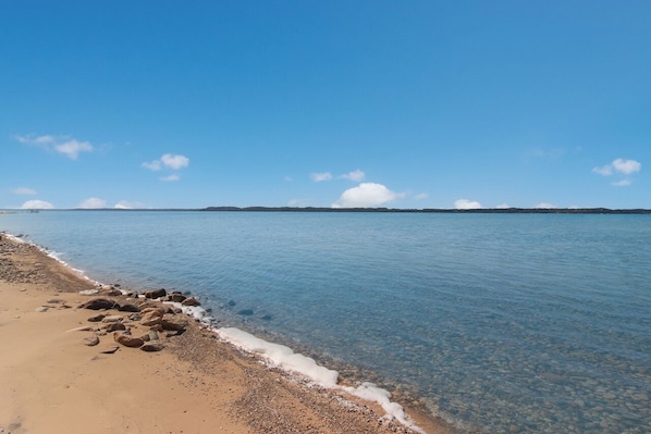 Plage, chaises longues, serviettes de plage