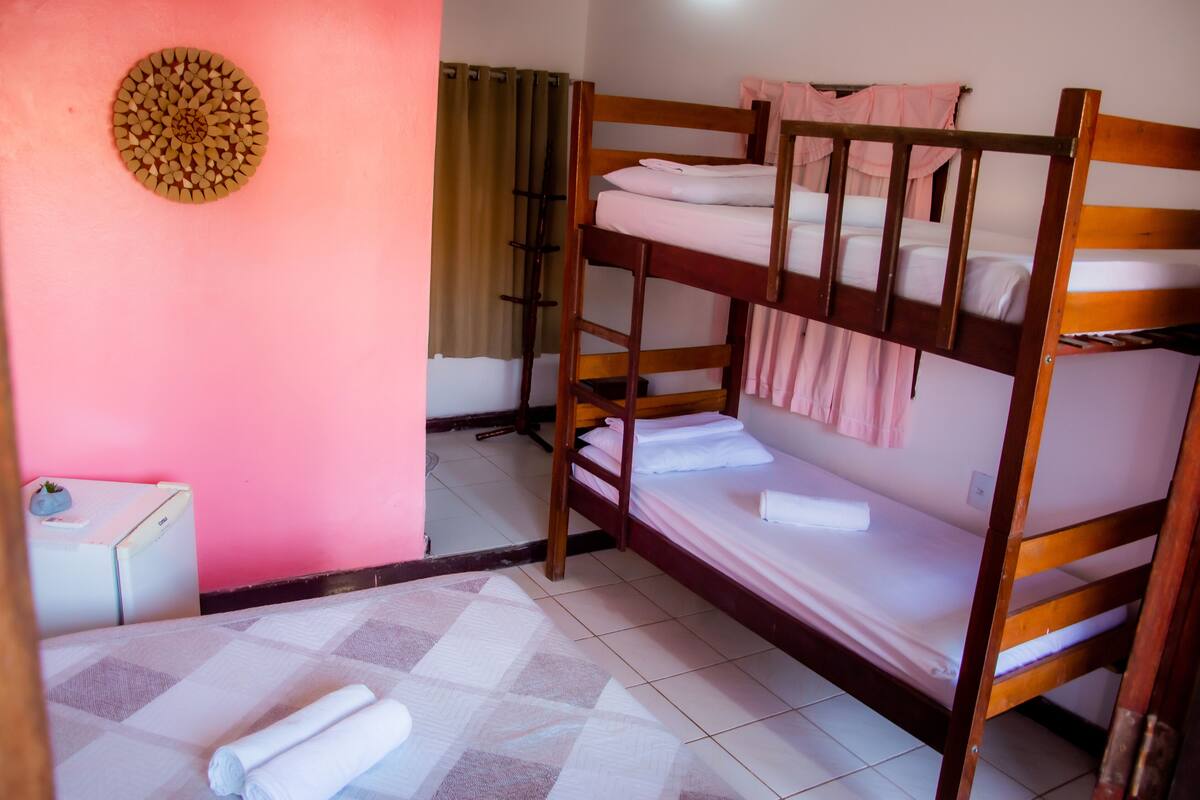 Habitación familiar | Tabla de planchar con plancha, wifi gratis y ropa de cama