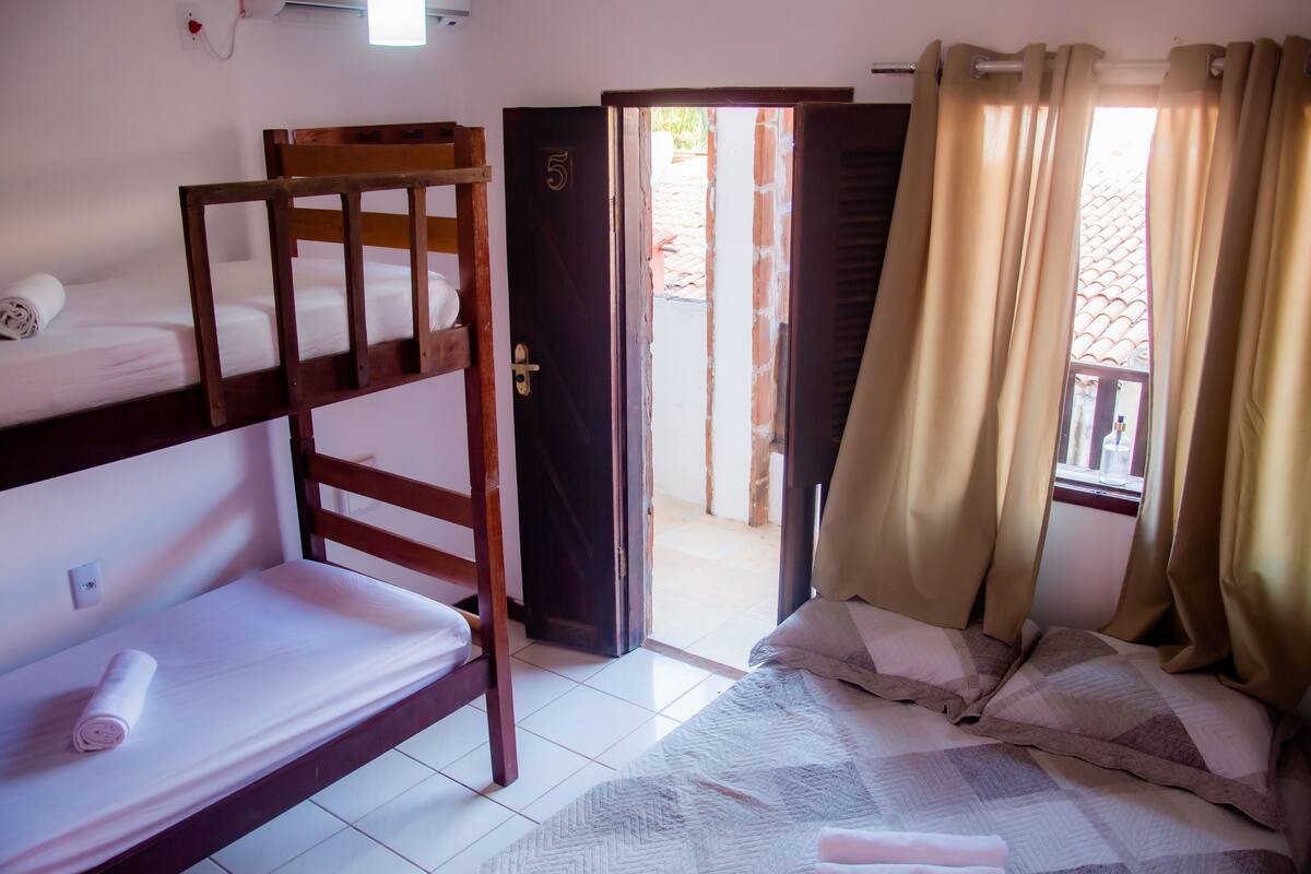 Chambre familiale | Fer et planche à repasser, accès au Wi-Fi (inclus), literie fournie
