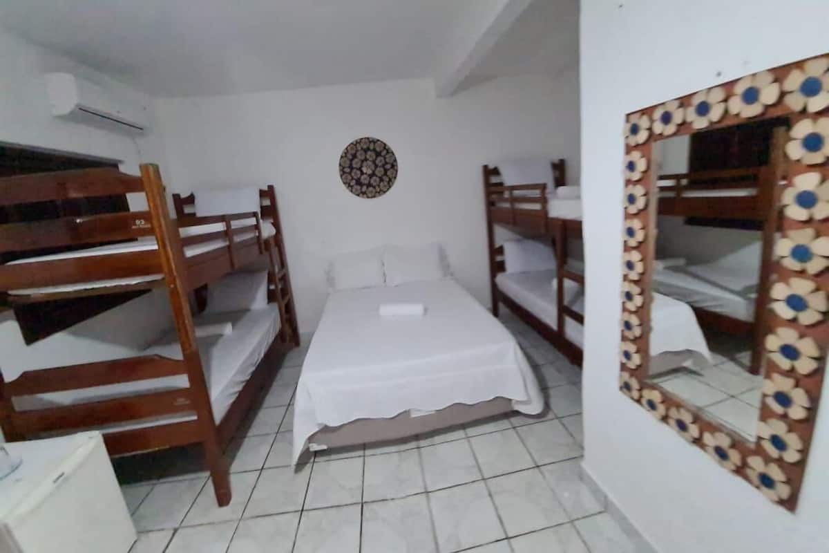 Habitación familiar | Tabla de planchar con plancha, wifi gratis y ropa de cama