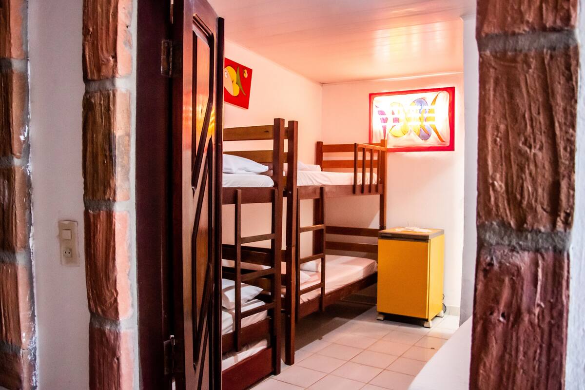 Chambre familiale | Fer et planche à repasser, accès au Wi-Fi (inclus), literie fournie