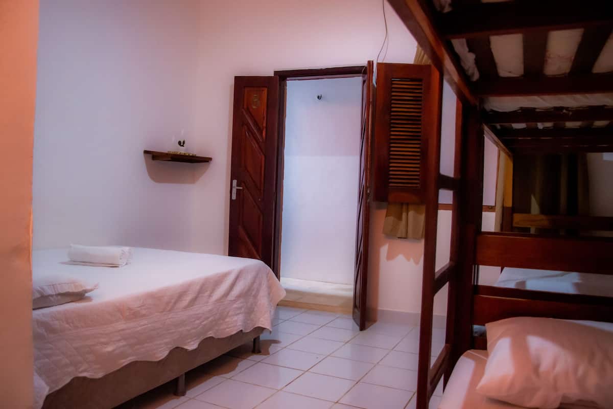 Habitación familiar | Tabla de planchar con plancha, wifi gratis y ropa de cama