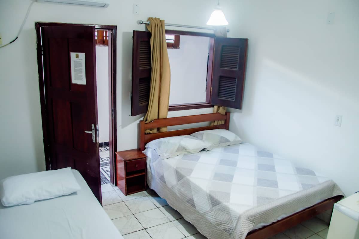 Habitación familiar | Tabla de planchar con plancha, wifi gratis y ropa de cama