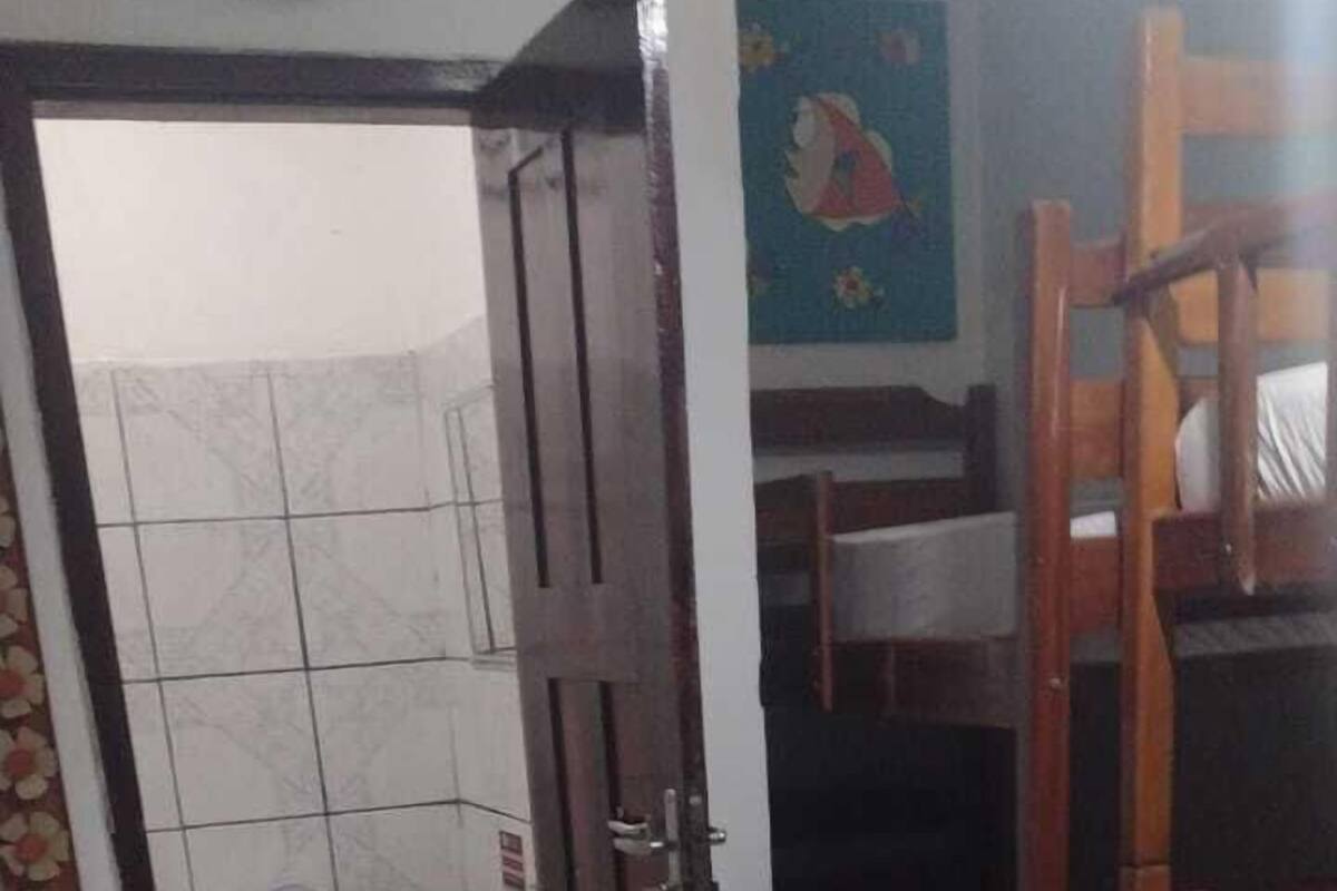 Habitación familiar | Tabla de planchar con plancha, wifi gratis y ropa de cama