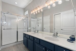 Combined shower/tub, towels